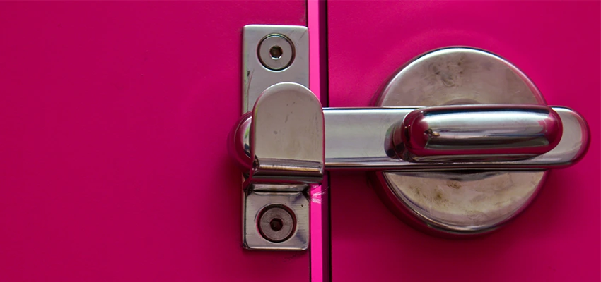 Childproof Gate Lock in Woodcrest, California